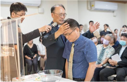 高堂恩牧師為邱上容弟兄施洗