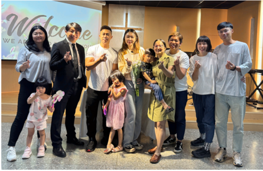 吳聲志區牧與弟兄姐妹洗禮後合影